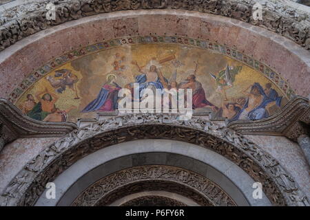 Nel Cristo in gloria, lunetta superiore arch, la facciata della Basilica di San Marco, Piazza San Marco, Venezia, Italia Foto Stock