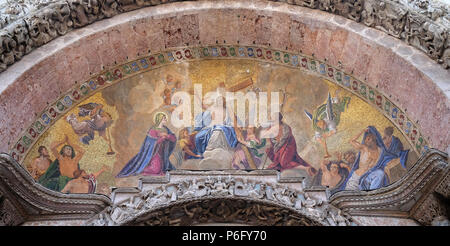 Nel Cristo in gloria, lunetta superiore arch, la facciata della Basilica di San Marco, Piazza San Marco, Venezia, Italia Foto Stock