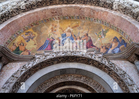 Nel Cristo in gloria, lunetta superiore arch, la facciata della Basilica di San Marco, Piazza San Marco, Venezia, Italia Foto Stock