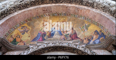 Nel Cristo in gloria, lunetta superiore arch, la facciata della Basilica di San Marco, Piazza San Marco, Venezia, Italia Foto Stock