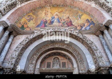 Nel Cristo in gloria, lunetta superiore arch, la facciata della Basilica di San Marco, Piazza San Marco, Venezia, Italia Foto Stock