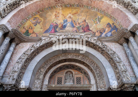 Nel Cristo in gloria, lunetta superiore arch, la facciata della Basilica di San Marco, Piazza San Marco, Venezia, Italia Foto Stock