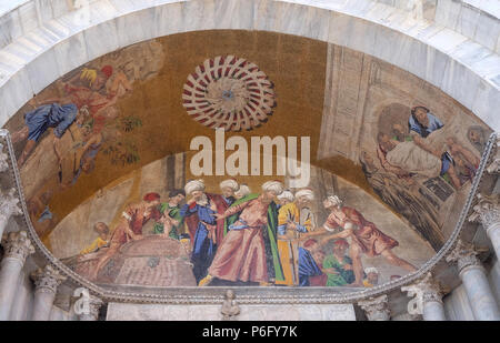 Rubare il corpo di San Marco,, lunetta mosaico della Basilica di San Marco, Piazza San Marco, Venezia, Italia Foto Stock