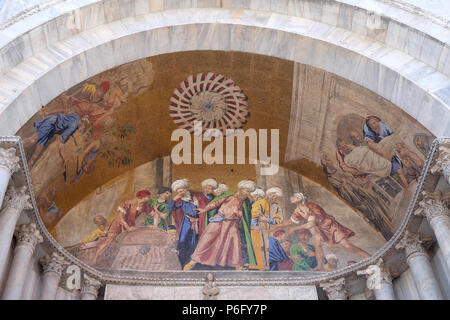 Rubare il corpo di San Marco,, lunetta mosaico della Basilica di San Marco, Piazza San Marco, Venezia, Italia Foto Stock