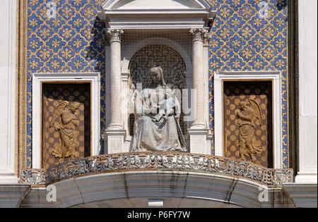 Vergine Maria con il bambino Gesù sulla San Marco torre orologio Torre dell'Orologio di Piazza San Marco, Venezia, Italia Foto Stock