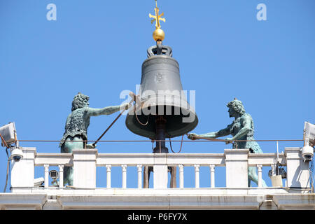 La campana sulla parte superiore di una antica torre dell Orologio Torre dell'Orologio in Piazza San Marco, Venezia, Italia Foto Stock