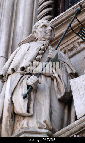 Dettaglio della Porta della Carta ingresso al Palazzo del Doge di Venezia, Italia, raffigurante il Doge Francesco Foscari, Patrimonio Mondiale dell UNESCO Foto Stock