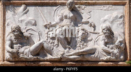 Rilievo che rappresenta Venezia sotto forma di giustizia dalla Loggetta da Jacopo Sansovino, sotto il Campanile di San Marco, Venezia, Italia Foto Stock