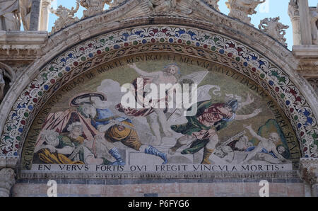 La Risurrezione, mosaico sulla parte superiore arco di destra della facciata della Basilica di San Marco, Piazza San Marco, Venezia, Italia Foto Stock