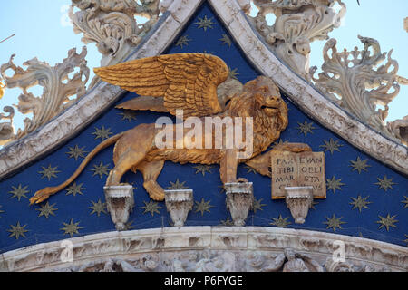 Statua golden leone alato, simbolo di Venezia sulla Basilica di San Marco in Piazza San Marco, Venezia, Italia Foto Stock