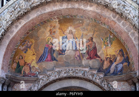 Nel Cristo in gloria, lunetta superiore arch, la facciata della Basilica di San Marco, Piazza San Marco, Venezia, Italia Foto Stock