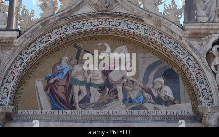 Discesa al Limbo, mosaico alto dalla facciata della Basilica di San Marco, Piazza San Marco, Venezia, Italia Foto Stock