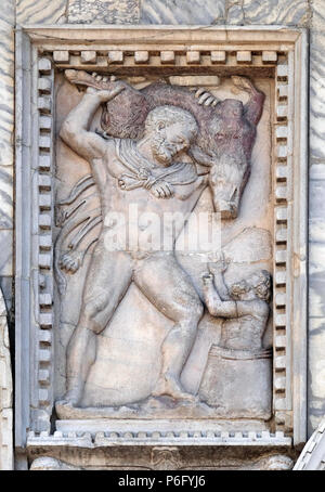 Rilievo raffigurante Ercole e il cinghiale Erymanthian, dettaglio della facciata della Basilica di San Marco, Piazza San Marco, Venezia, Italia Foto Stock