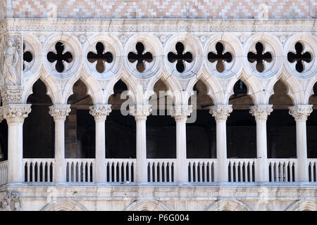 Dettaglio della facciata del palazzo ducale di Piazza San Marco, Venezia, Italia. Il palazzo era la residenza del Doge di Venezia, Italia Foto Stock