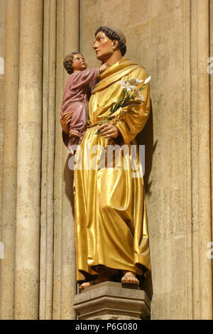 San Antonio di Padova tenendo in braccio Gesù Bambino, statua a Zagabria cattedrale dedicata all Assunzione di Maria Foto Stock