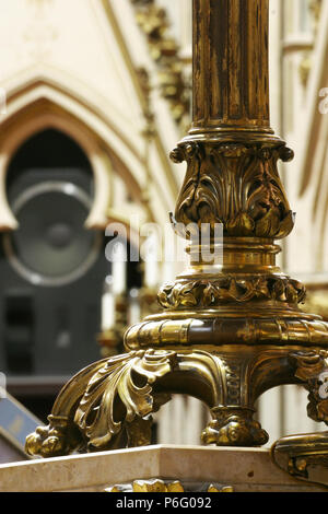 Una pesante golden cadleabra base da Zagabria cattedrale dedicata all Assunzione di Maria Foto Stock