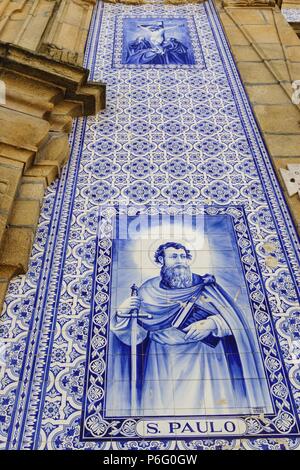 Azulejos y imagen de San Pablo, Iglesia de San Pedro, iglesia mayor de Gouveia, siglo XVII, Gouveia,Serra da Estrela, Beira Alta, Portogallo, Europa. Foto Stock