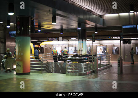 LOS ANGELES, CALIFORNIA - 29 giugno 2018: pendolari nella stazione della metropolitana a giugno 29, 2018 a Los Angeles, CA. Foto Stock