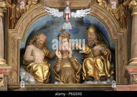 Incoronazione della Vergine Maria, statua sull altare principale nella Chiesa della Nascita della Vergine Maria a Svetice, Croazia Foto Stock