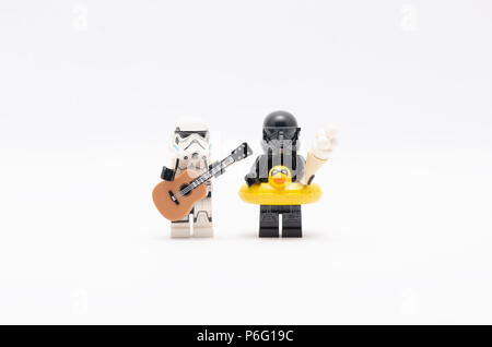 Storm Trooper tenendo la chitarra e morte trooper holding gelato. Lego minifigures sono fabbricati da Lego. Foto Stock