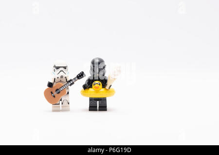 Storm Trooper tenendo la chitarra e morte trooper holding gelato. Lego minifigures sono fabbricati da Lego. Foto Stock