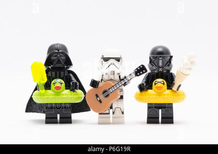 La mini figura di Darth Vader con Storm Trooper tenendo la chitarra e morte trooper holding gelato. Lego minifigures sono fabbricati da Lego Foto Stock