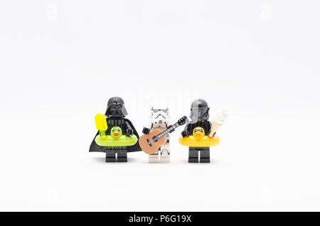 La mini figura di Darth Vader con Storm Trooper tenendo la chitarra e morte trooper holding gelato. Lego minifigures sono fabbricati da Lego Foto Stock