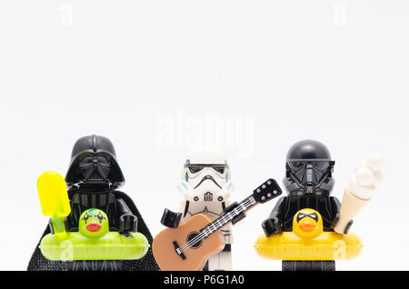 La mini figura di Darth Vader con Storm Trooper tenendo la chitarra e morte trooper holding gelato. Lego minifigures sono fabbricati da Lego Foto Stock