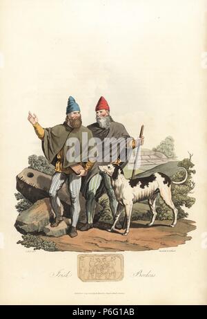 Irlandese e Brehons Filidhs o giudici, di epoca romana, con Lupo Irlandese-hound. Brehon nel mantello, cappotto, pantaloons, biorrad (cap), che trasportano le leggi incise sulla corteccia. Con Filidh, assistente del giudice, analogamente vestito. Acquatinta Handcolored da R. Havell da una illustrazione di Charles Hamilton Smith da Samuel Meyrick i costumi degli abitanti originari delle isole britanniche, Londra, 1821. Foto Stock