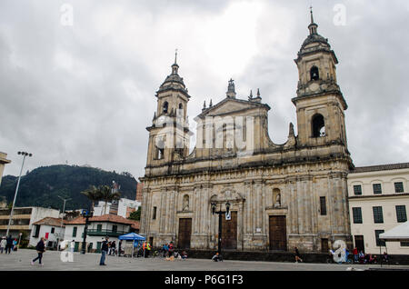 Una vista della Candelaria chiesa presso il centro storico di Bogotà Foto Stock