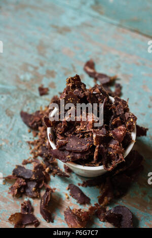 South African biltong, asciugata la carne tagliata a piccoli snack pezzatura, una buona fonte di proteine Foto Stock