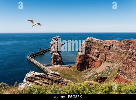 Lange Anna mare pila rock sull isola di Helgoland contro il blu del mare e cielo chiaro Foto Stock