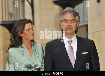 Andrea Bocelli   fidanzata, Veronica Berti  14 - Andrea Bocelli onorato con una stella sulla Hollywood Walk of Fame a Los Angeles.Andrea Bocelli   fidanzata, Veronica Berti  14 evento nella vita di Hollywood - California, tappeto rosso Evento, STATI UNITI D'AMERICA, industria cinematografica, celebrità, fotografia, Bestof, arte cultura e intrattenimento, Topix celebrità moda, migliori della vita di Hollywood, evento nella vita di Hollywood - California, movie celebrità, personaggi televisivi, musica celebrità, Topix, Bestof, arte cultura e intrattenimento, fotografia, inchiesta tsuni@Gamma-USA.com , Tsuni Credito / STATI UNITI D'AMERICA, premiato con una stella sulla Foto Stock