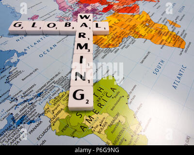 Rappresentazione del riscaldamento globale, la temperatura media globale è aumentata al tasso più veloce della storia registrata, sulla mappa del mondo sullo sfondo Foto Stock