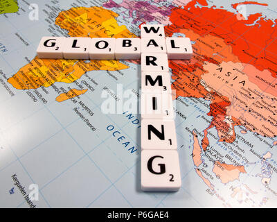 Rappresentazione del riscaldamento globale, la temperatura media globale è aumentata al tasso più veloce della storia registrata, sulla mappa del mondo sullo sfondo Foto Stock
