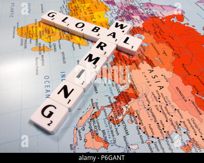 Rappresentazione del riscaldamento globale, la temperatura media globale è aumentata al tasso più veloce della storia registrata, sulla mappa del mondo sullo sfondo Foto Stock