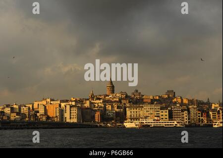 La Turchia. Istanbul. Quartiere panoramico di Beyoglu con Torre Galata. Situato sul versante europeo della città. Separati dalla vecchia città con la Golden Horn. Foto Stock