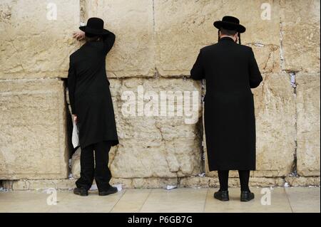 Giudaismo Haredi. Giudaismo Ortodosso. Gli ebrei in preghiera al Muro Occidentale. Gerusalemme. Israele. Foto Stock