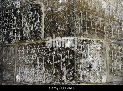 Crusader graffiti sulle pareti della scalinata che conduce alla cappella di Sant'Elena, nella chiesa del Santo Sepolcro, nella città vecchia di Gerusalemme. Israele. Foto Stock