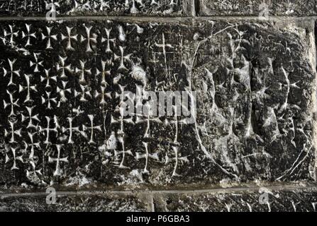 Crusader graffiti sulle pareti della scalinata che conduce alla cappella di Sant'Elena, nella chiesa del Santo Sepolcro, nella città vecchia di Gerusalemme. Israele. Foto Stock