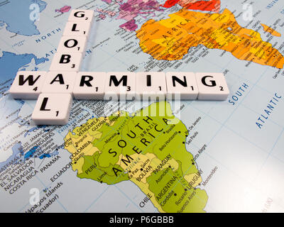 Rappresentazione del riscaldamento globale, la temperatura media globale è aumentata al tasso più veloce della storia registrata, sulla mappa del mondo sullo sfondo Foto Stock