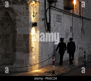 Israele. Gerusalemme. Gli uomini camminare accanto alla Cattedrale di Saint James, del XII secolo, sede del Patriarcato Armeno di Gerusalemme. Quartiere Armeno. Foto Stock