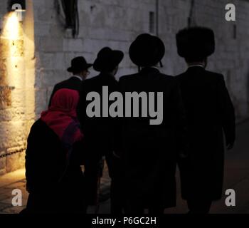 Israele. Gerusalemme. Gli ebrei ortodossi camminando accanto alla Cattedrale di Saint James, del XII secolo, sede del Patriarcato Armeno di Gerusalemme. Quartiere Armeno. Foto Stock