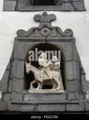 MARTIN DE TOURS, San (siglo IV). Obispo de Tours (373). Fundó el primer Monasterio de las Galias, el de Ligugé en el año 360. Escultura con la rappresentazione del santo partiendo su capa con onu pobre. Está situada en n.a. hornacina de la fachada de la Iglesia de San Martin de Tours. SAN MARTIN DE VALDEIGLESIAS. Comunidad de Madrid. España. Foto Stock