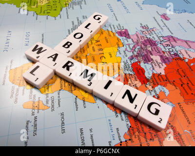 Rappresentazione del riscaldamento globale, la temperatura media globale è aumentata al tasso più veloce della storia registrata, sulla mappa del mondo sullo sfondo Foto Stock