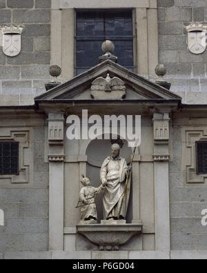 SAN JOSE. Esposo de María y padre adoptivo de Jesús. Según los evangelios ser descendiente de David. 'SAN JOSE CON El Niño". Situada Escultura en n.a. hornacina de la fachada del Convento de San José o de Las Madres, primera fundación carmelitana de Santa Teresa de Jesús. Es obra de Giraldo Merlo. AVILA. Castiglia-león. España. Foto Stock