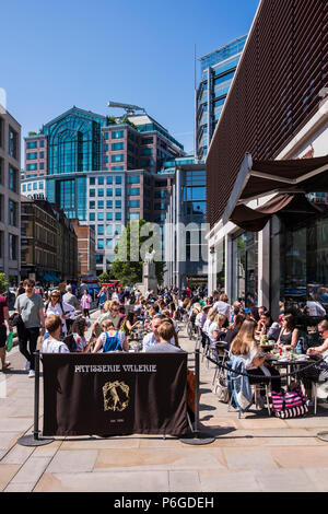 Pasti al fresco, Patisserie Valerie, Vescovi Square, Spitalfields, London, England, Regno Unito Foto Stock