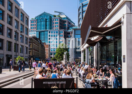 Pasti al fresco, Patisserie Valerie, Vescovi Square, Spitalfields, London, England, Regno Unito Foto Stock