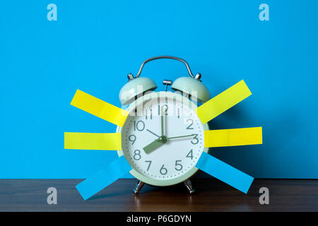 Post-it carta appiccicoso e vintage sveglia sul tavolo con copia spazio per aggiungere testo avviso qualcosa, Elenco memo e concetto di pianificazione idea. Foto Stock