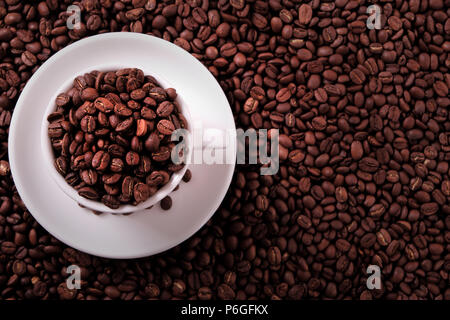 Caffè bianco tazza riempita con fagioli arrosto vista superiore Foto Stock